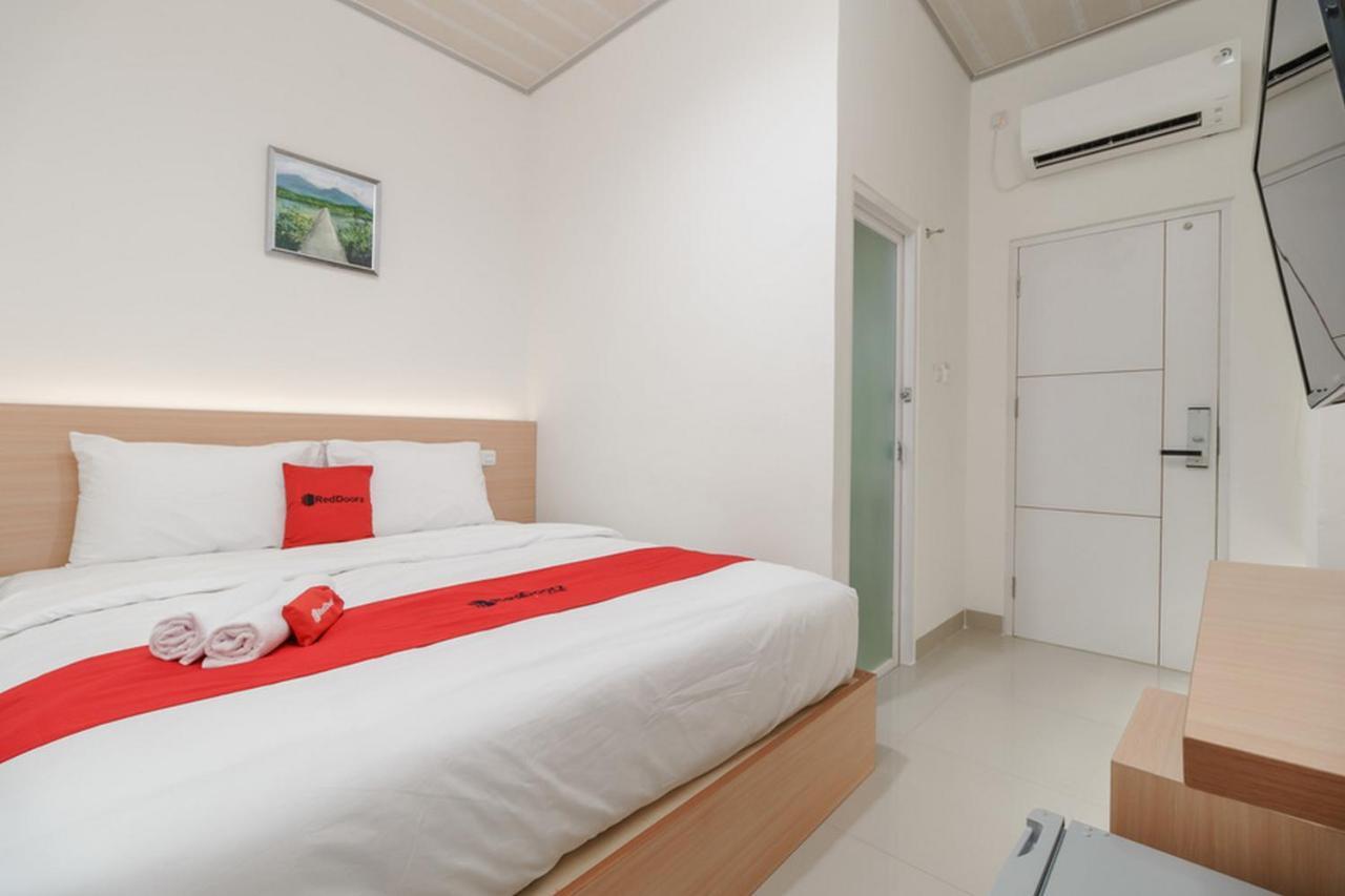 RedDoorz Plus near RS RK Charitas 2 Palembang Exterior foto